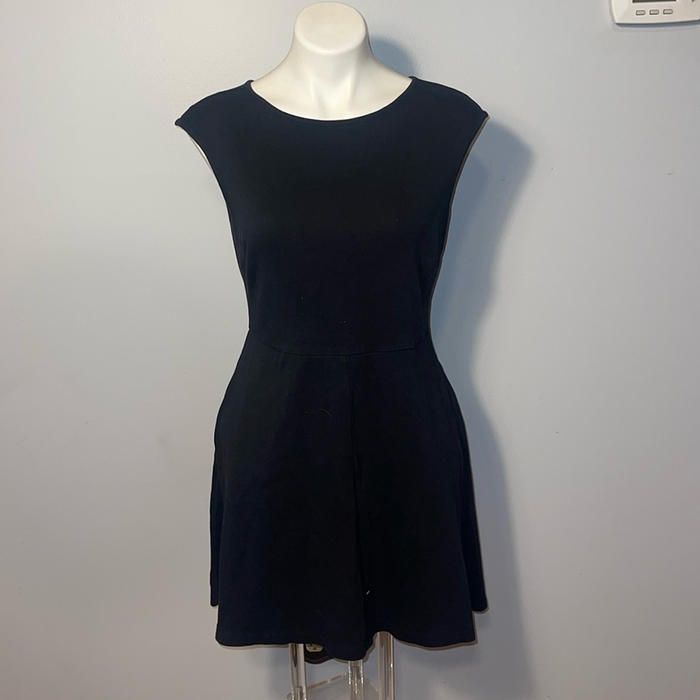 New York & Company ladies black Fit & Flare sleeveless dress. Medium.